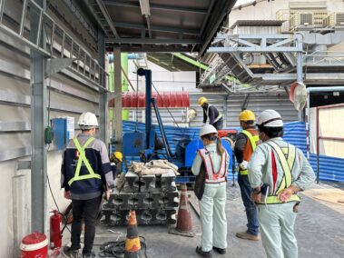 ตอกเสาเข็มไมโครไพล์ในโรงงาน